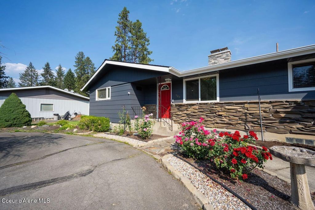 Photo of 307 Woodland Dr, Pinehurst, ID 83850 (MLS # 25-9401)