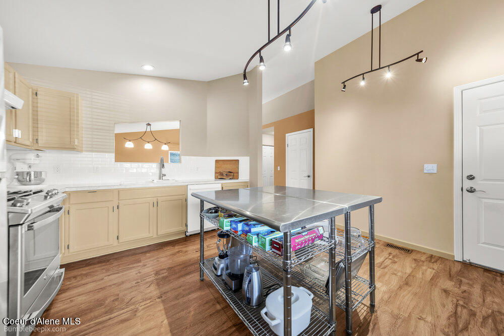 Post Falls, Idaho 83854, United States, 3 Bedrooms Bedrooms, ,2 BathroomsBathrooms,Residential,Pending,191615