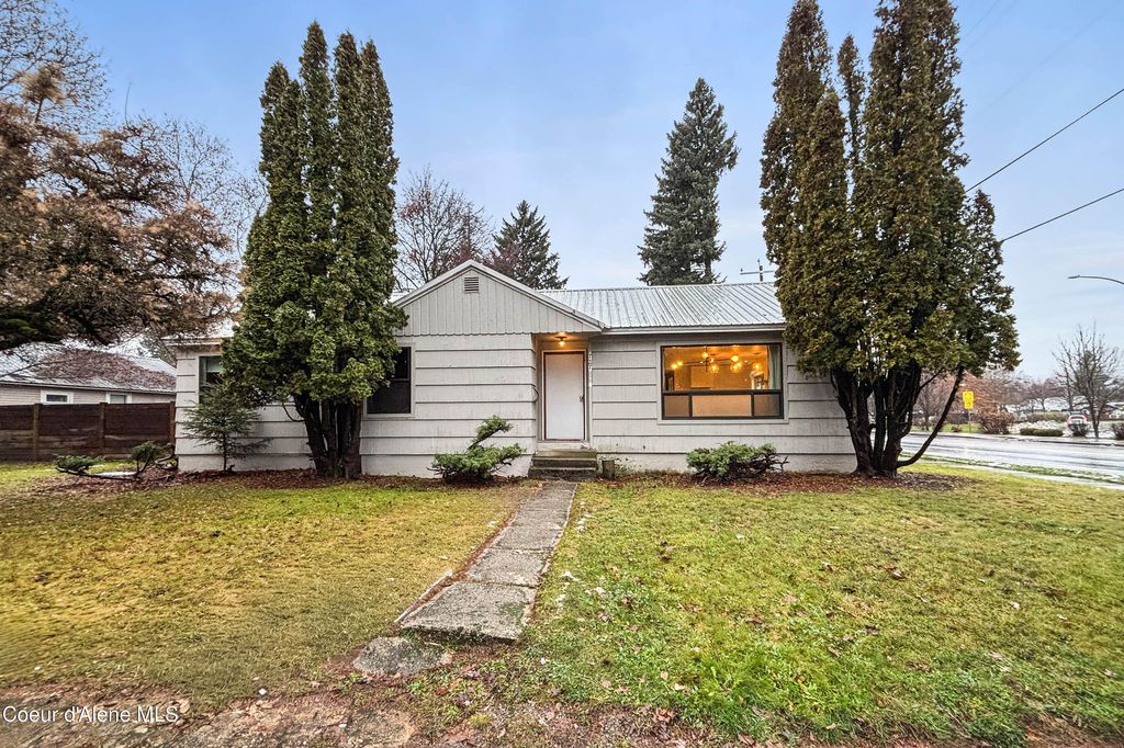 Photo of 727 Sixth, Sandpoint, ID 83864 (MLS # 25-11459)