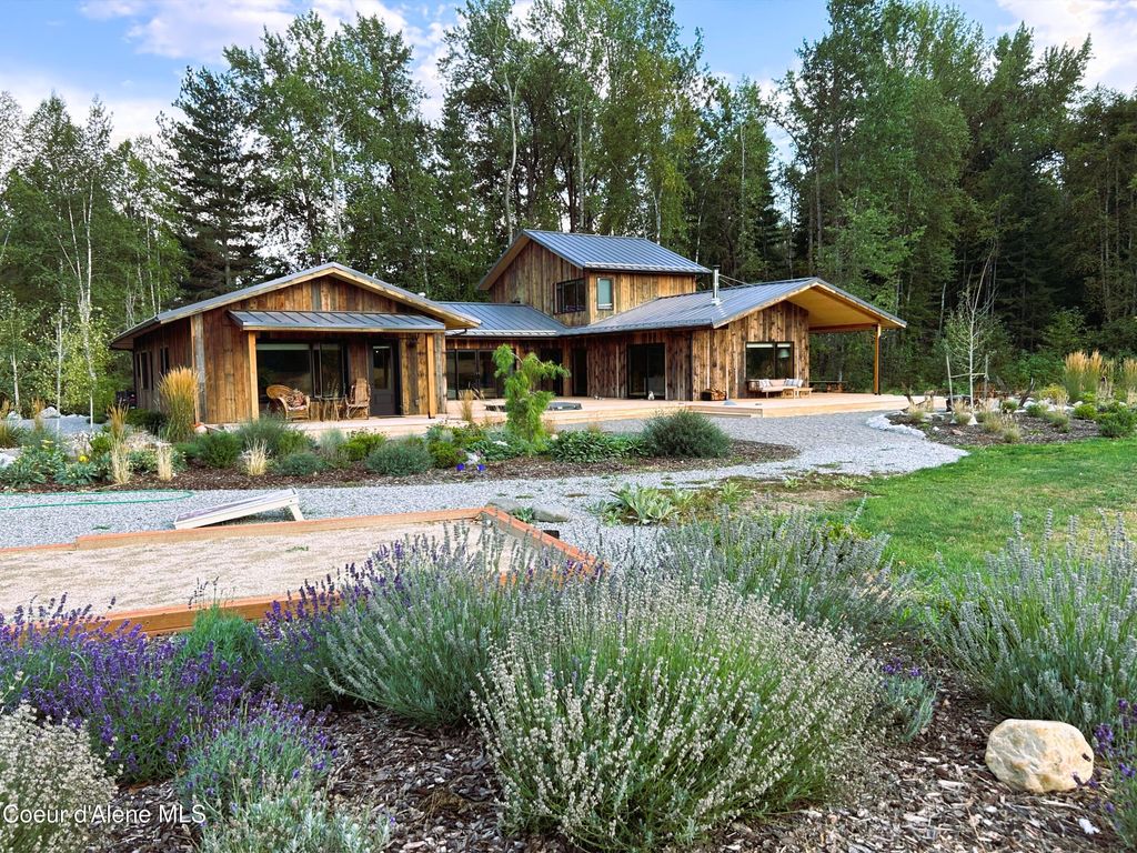 Photo of 202 Siskin Ln, Sandpoint, ID 83864 (MLS # 25-11505)