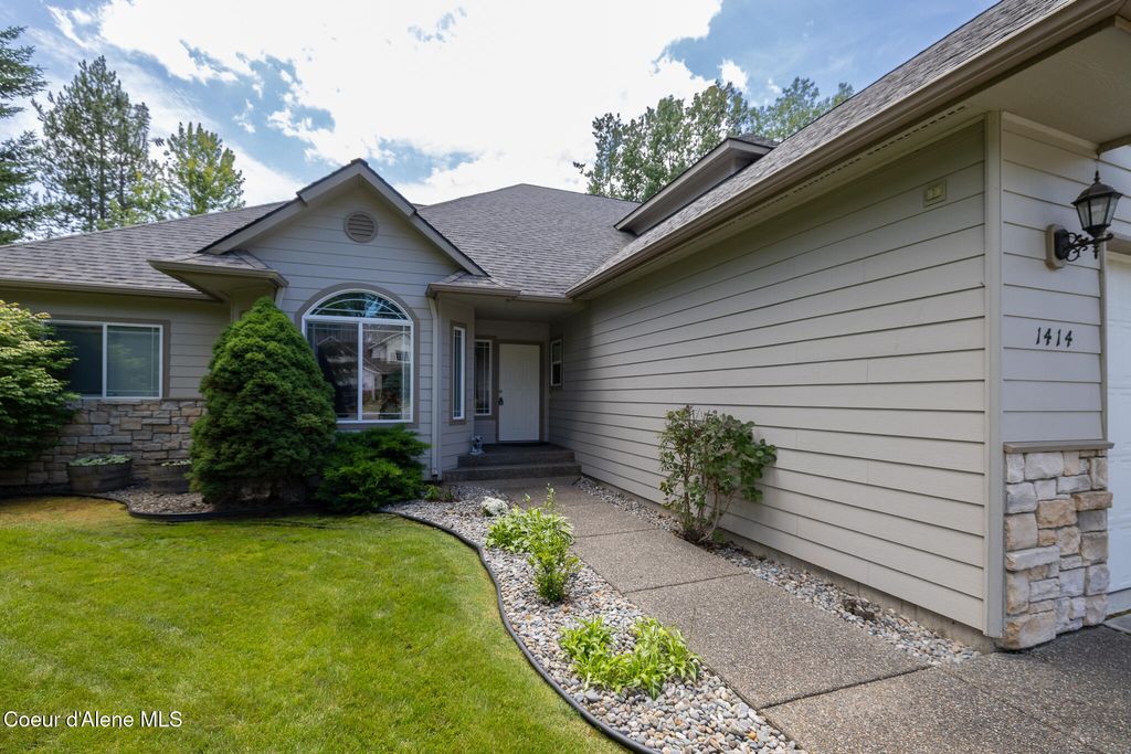 Photo of 1414 WESTDALE Dr, Hayden, ID 83835 (MLS # 25-6715)