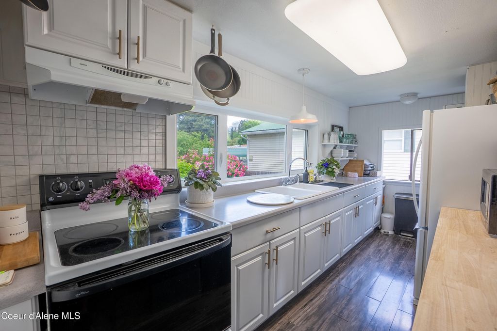 Photo of 6499 Van Buren St, Bonners Ferry, ID 83805 (MLS # 26-2904)