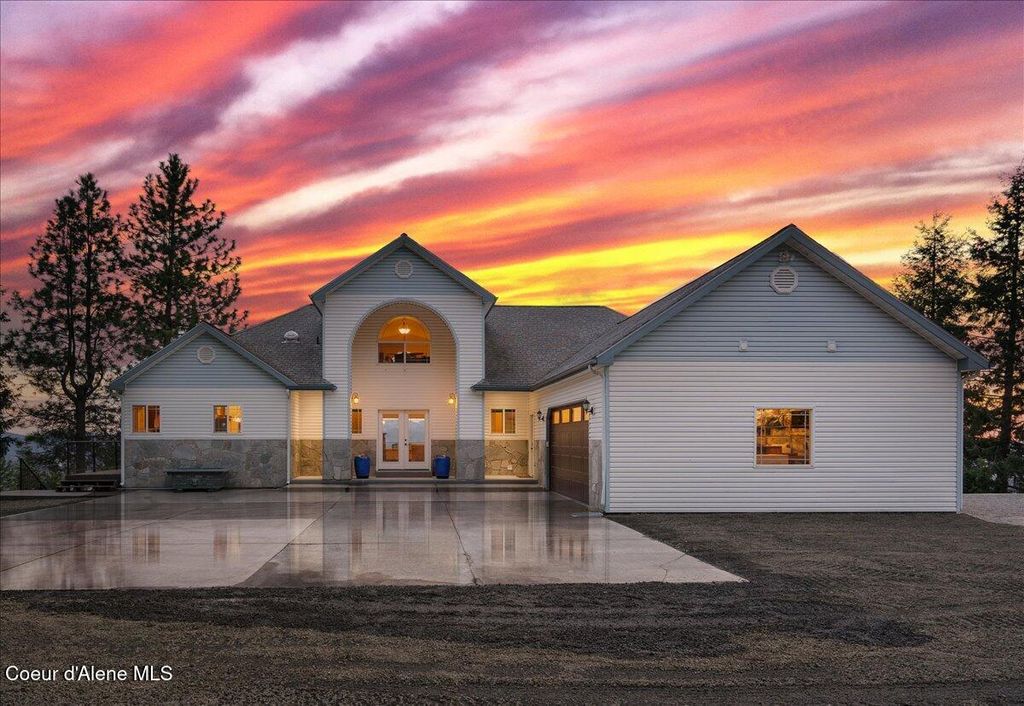 Photo of 4095 ERICKSON Dr, Dalton Gardens, ID 83815 (MLS # 25-3971)