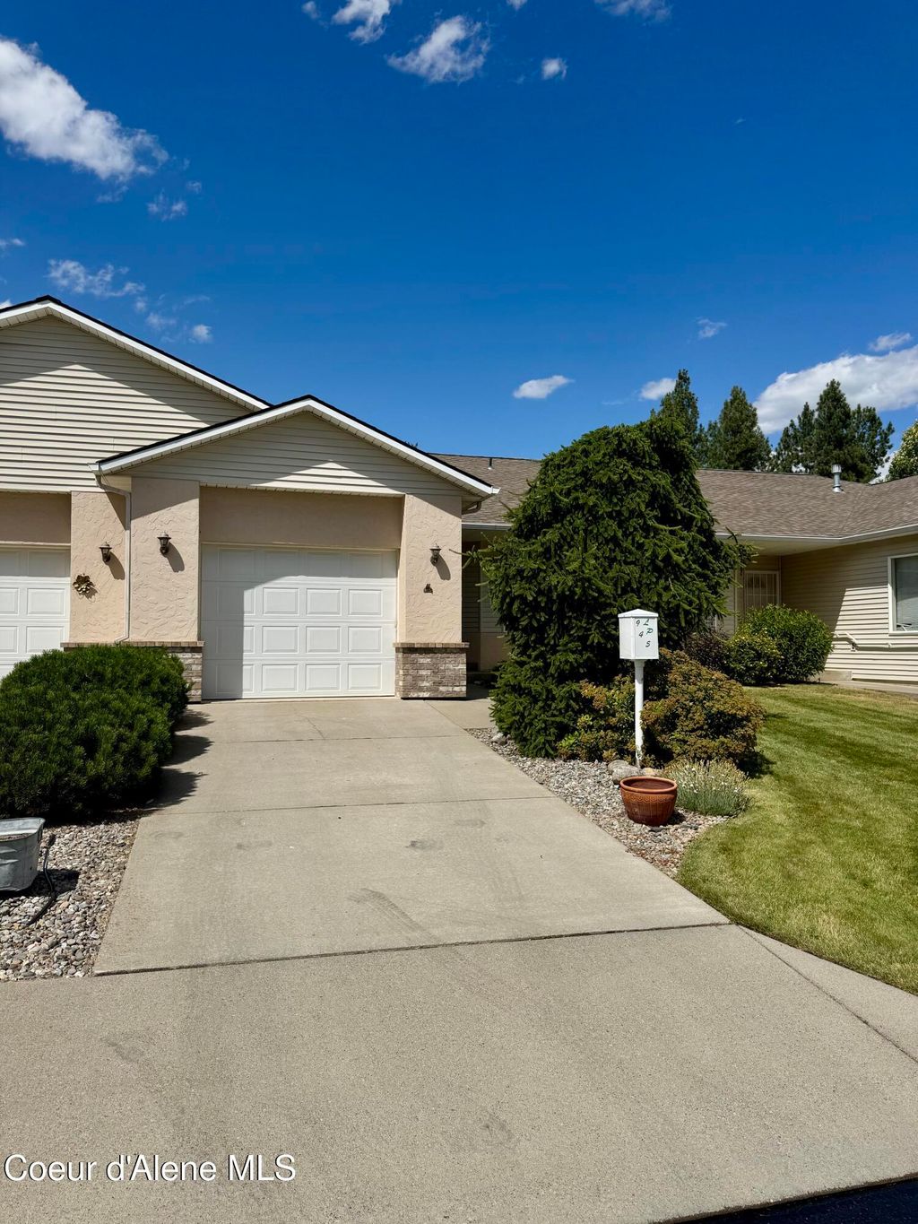 Photo of 945 WOODLAWN Dr, Hayden, ID 83835 (MLS # 25-7324)