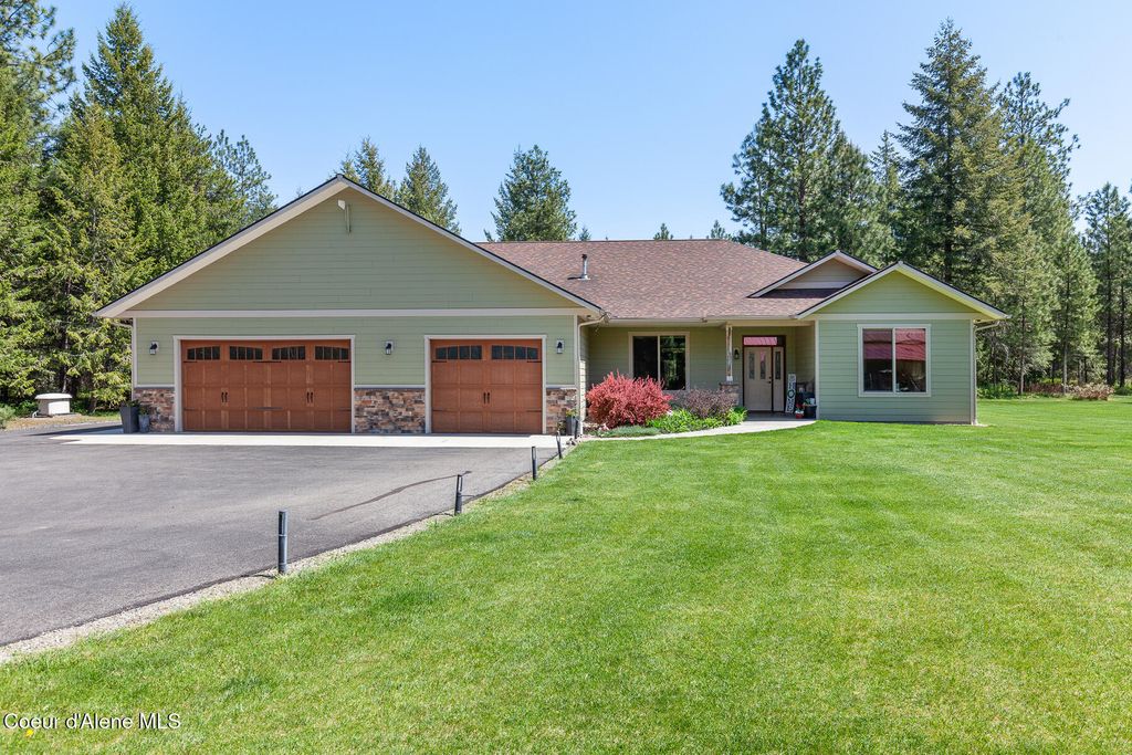 Photo of 611 Cardinal Ln, Spirit Lake, ID 83869 (MLS # 25-8183)