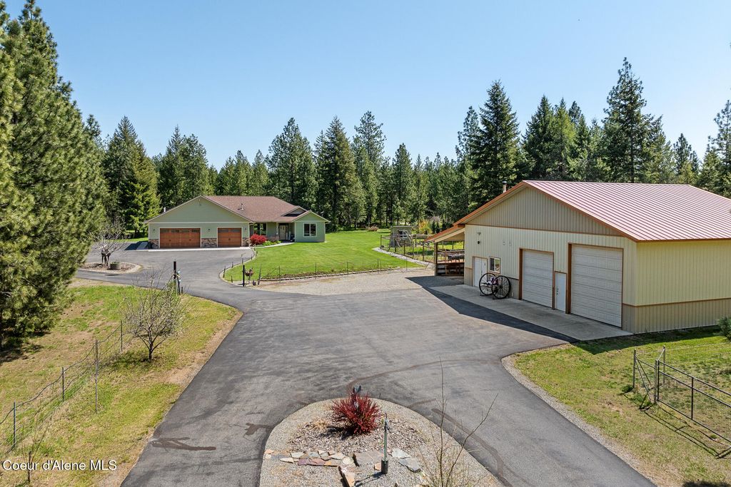 Photo of 611 Cardinal Ln, Spirit Lake, ID 83869 (MLS # 25-8183)