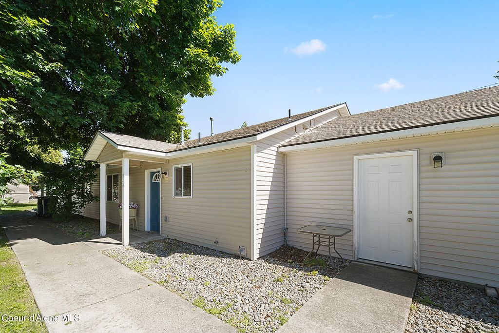 Photo of 940 N 16th St, Coeur dAlene, ID 83814 (MLS # 24-6320)