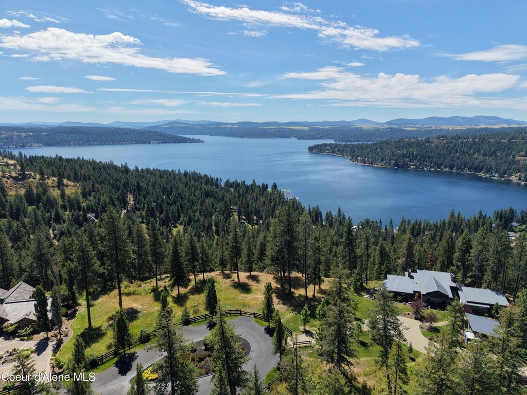 Photo of 17568 Estrella Dr, Coeur dAlene, ID 83814 (MLS # 26-7417)