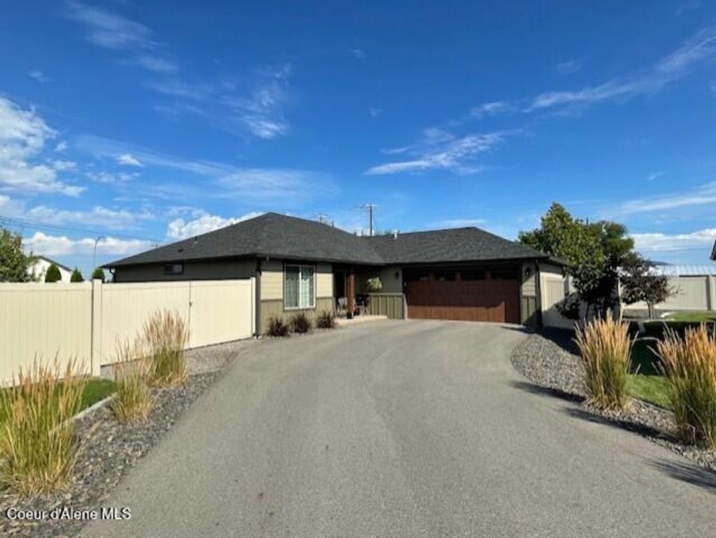 Photo of 1471 FORDHAM St, Post Falls, ID 83854 (MLS # 25-8093)