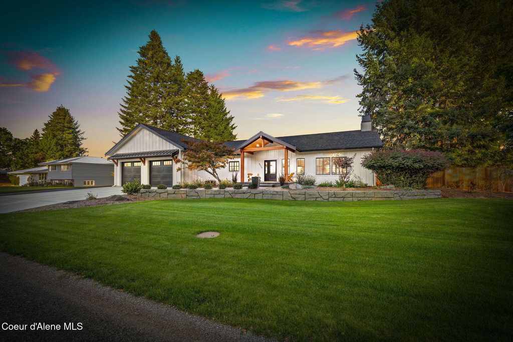 Photo of 6520 COLFAX St, Dalton Gardens, ID 83815 (MLS # 25-10327)