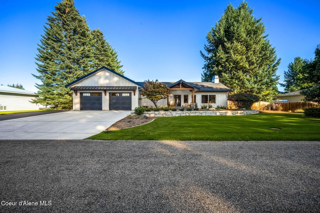 Photo of 6520 COLFAX St, Dalton Gardens, ID 83815 (MLS # 25-10327)