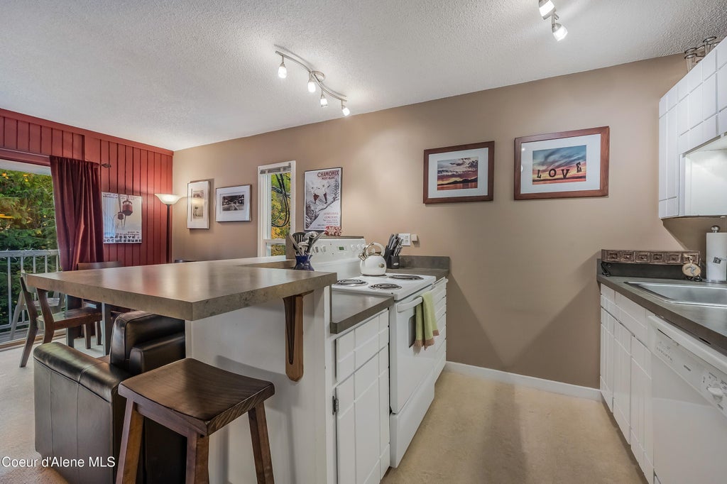Photo of 495 Northwest Passage Passage #305, Sandpoint, ID 83864 (MLS # 26-9925)