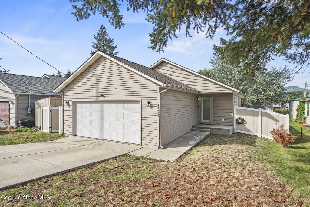 Photo of 32425 8th Ave, Spirit Lake, ID 83869 (MLS # 26-9745)