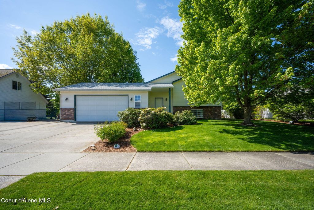 Photo of 2056 Greywolf AVE, Coeur dAlene, ID 83815 (MLS # 26-5250)