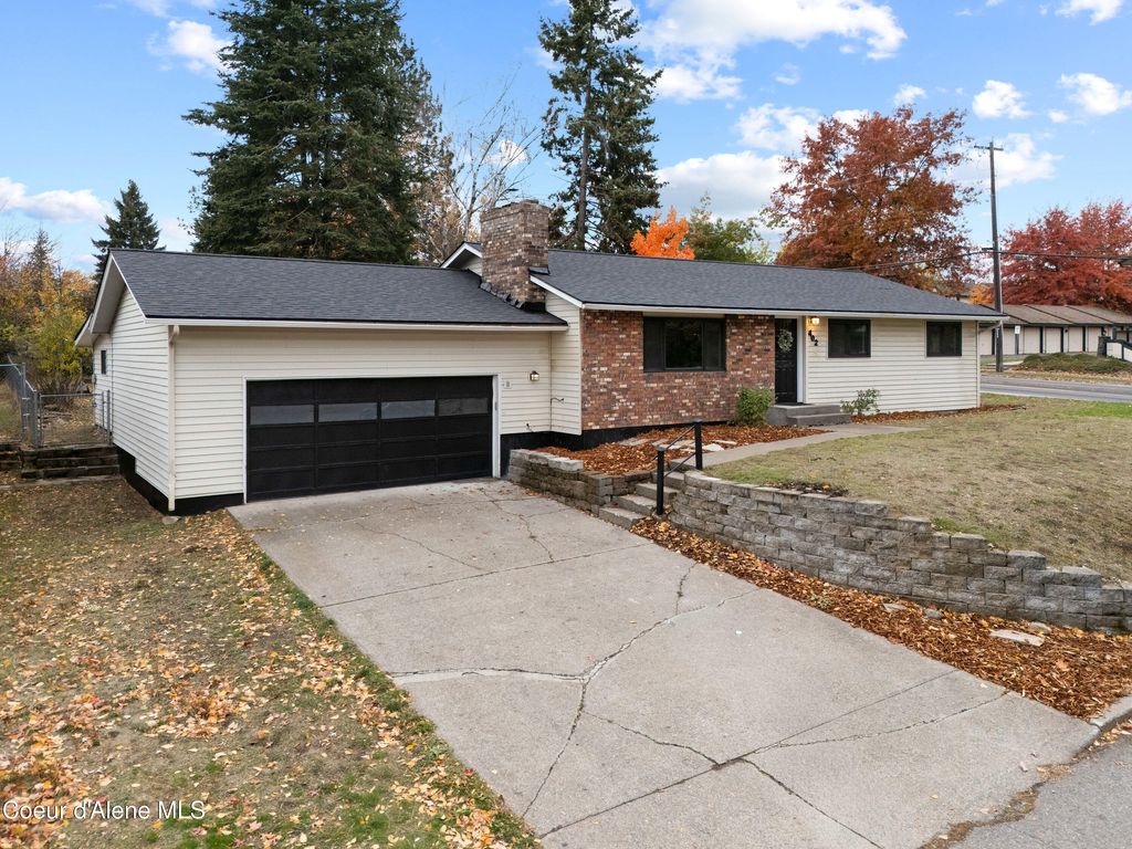 Photo of 402 SUNRISE Dr, Coeur dAlene, ID 83815 (MLS # 25-10629)