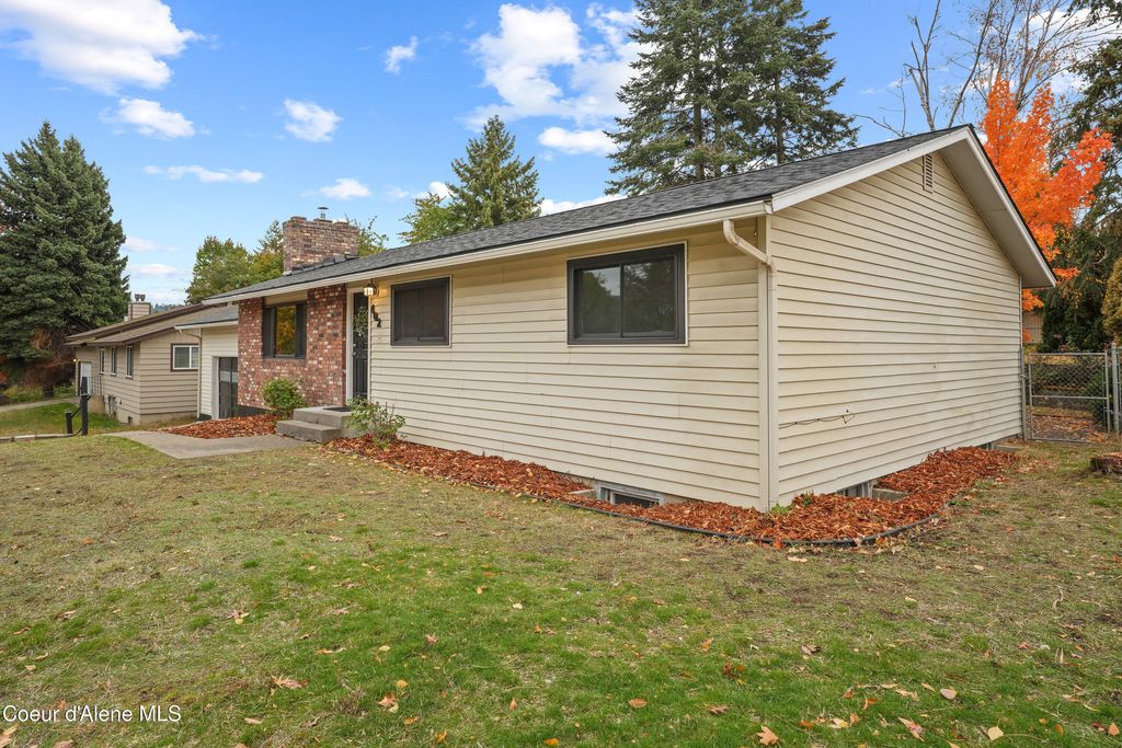 Photo of 402 SUNRISE Dr, Coeur dAlene, ID 83815 (MLS # 25-10629)