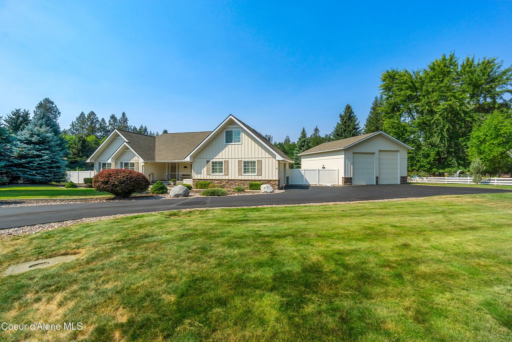 Photo of 11907 BLUE JAY Ct, Hayden, ID 83835 (MLS # 25-9186)