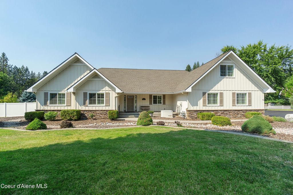 Photo of 11907 BLUE JAY Ct, Hayden, ID 83835 (MLS # 25-9186)
