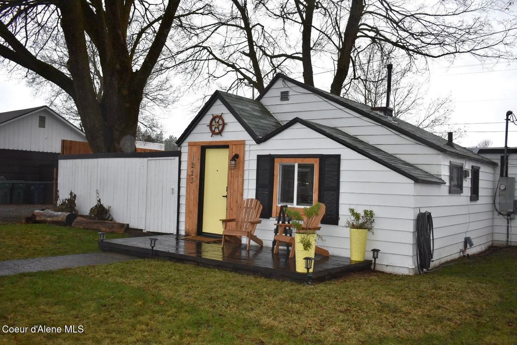 Photo of 1223 1st, Coeur dAlene, ID 83814 (MLS # 25-11361)