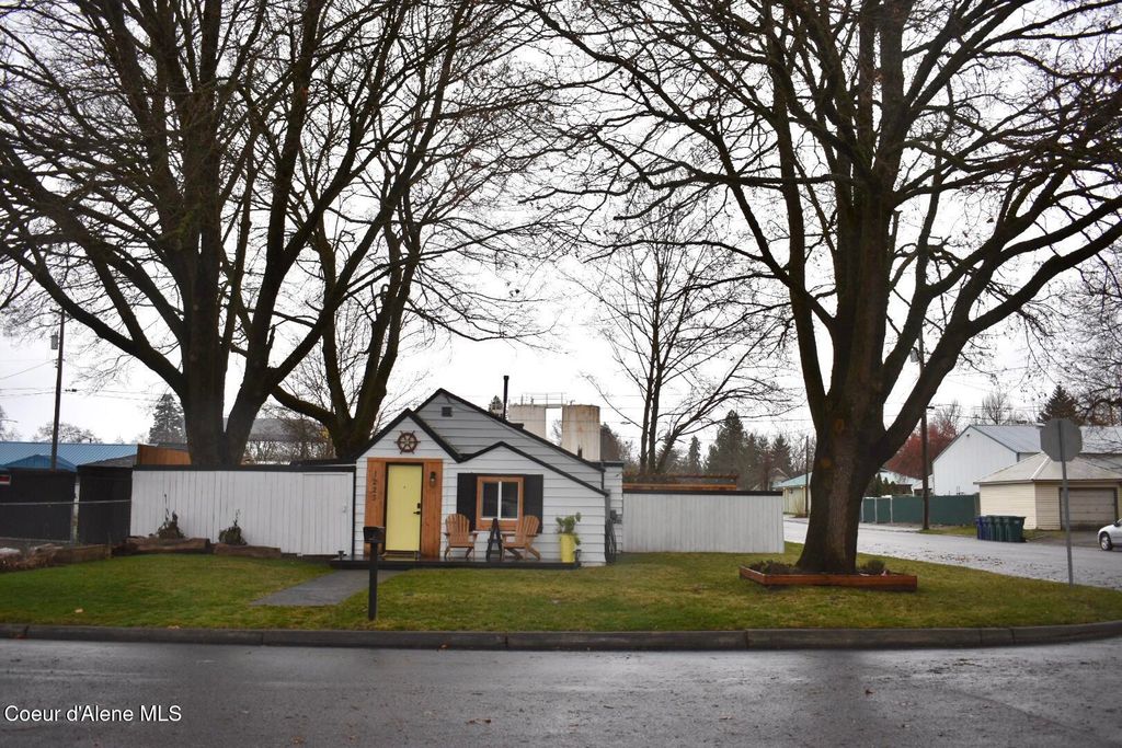 Photo of 1223 1st, Coeur dAlene, ID 83814 (MLS # 25-11361)