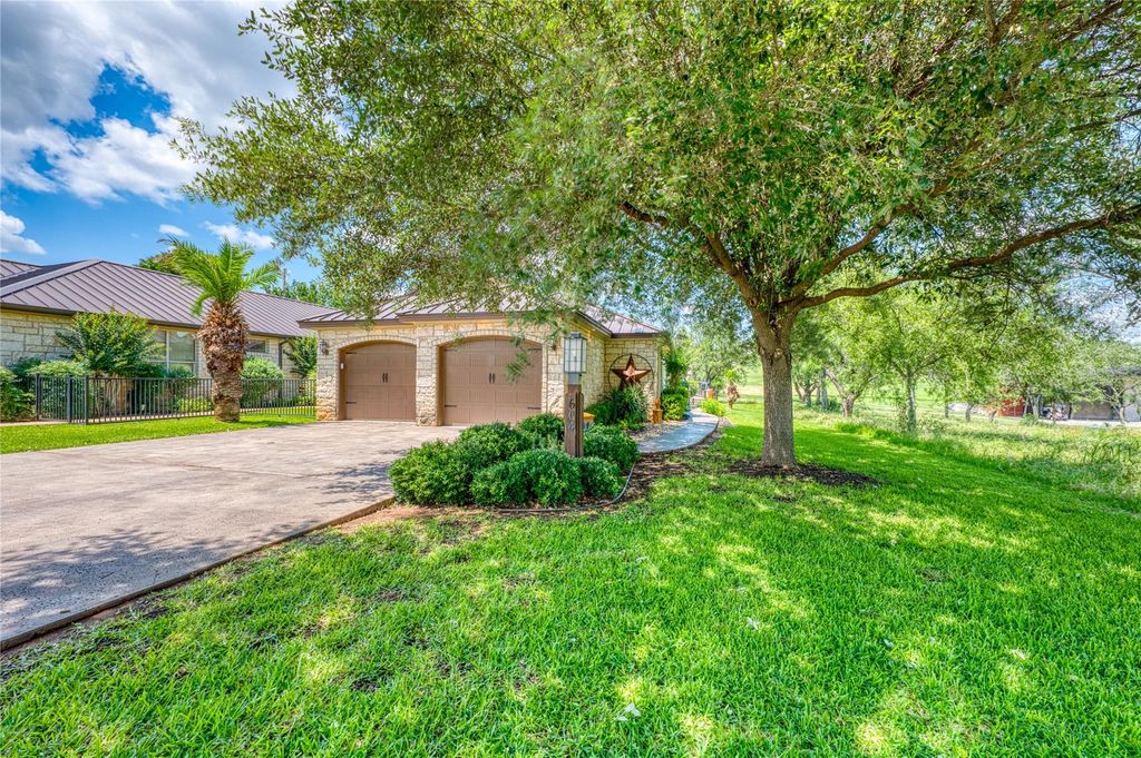Photo of 604 Fault Line DR, Horseshoe Bay, TX 78657 (MLS # 9232305)