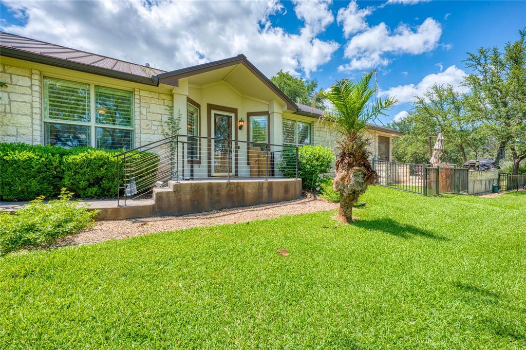 Photo of 604 Fault Line DR, Horseshoe Bay, TX 78657 (MLS # 9232305)