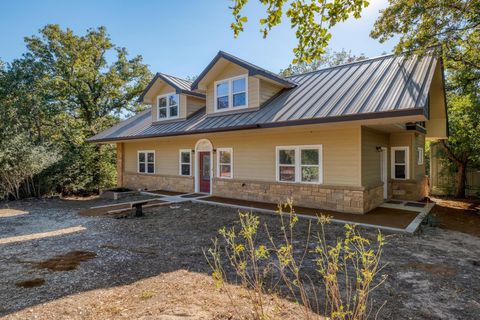 123 Bowie TRL Luling TX 78648