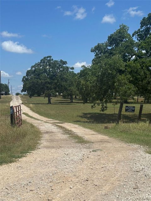 1231 Oak Grove RD Luling TX 78648