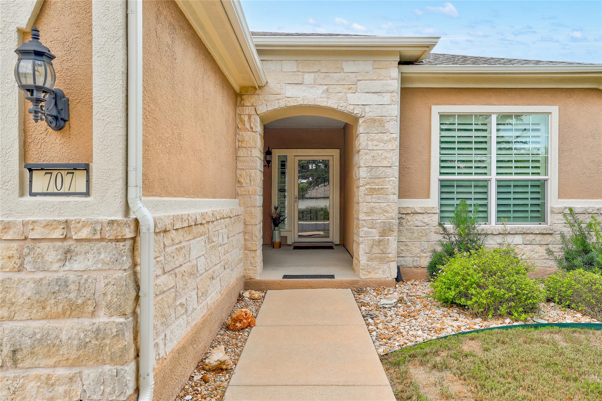 707 Apache Mountain LN
