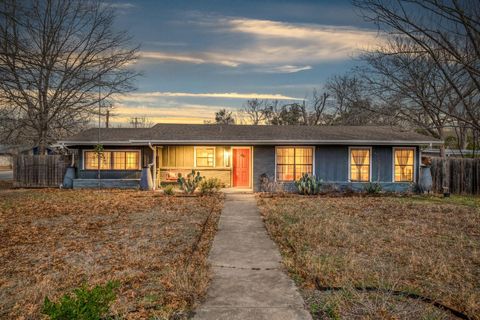 1233 Orange ST Lockhart TX 78644