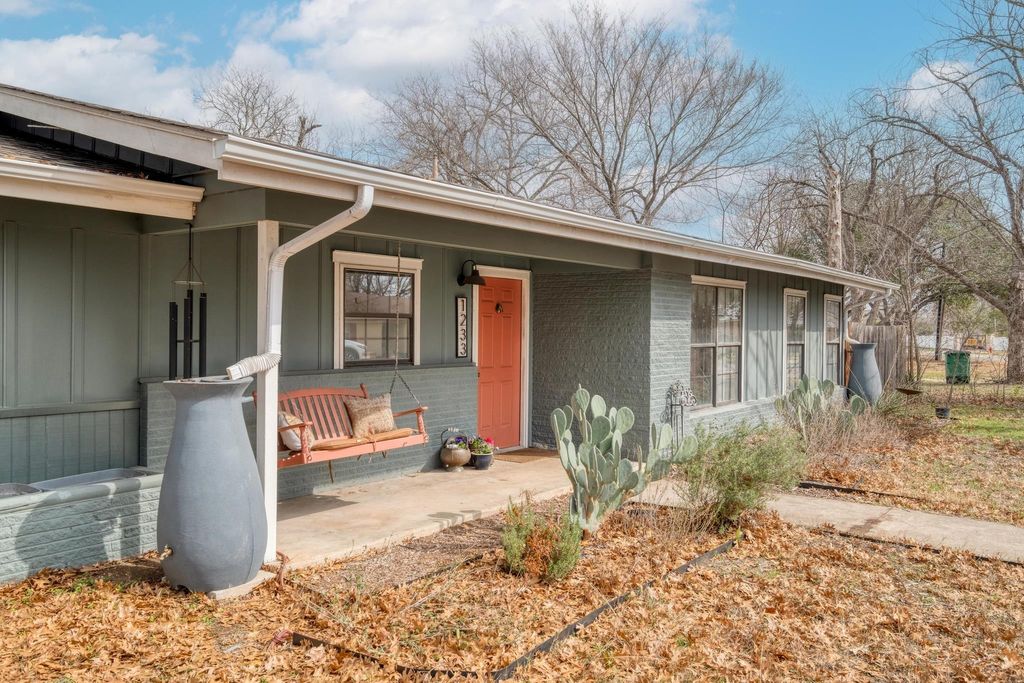 Photo of 1233 Orange ST, Lockhart, TX 78644 (MLS # 7856511)