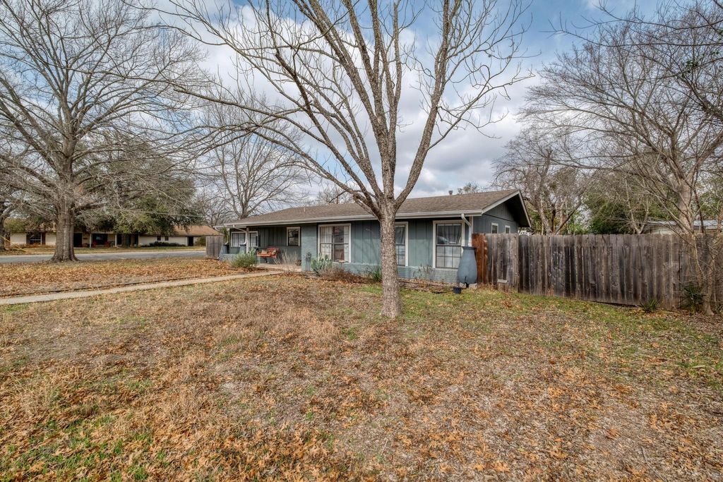 Photo of 1233 Orange ST, Lockhart, TX 78644 (MLS # 7856511)