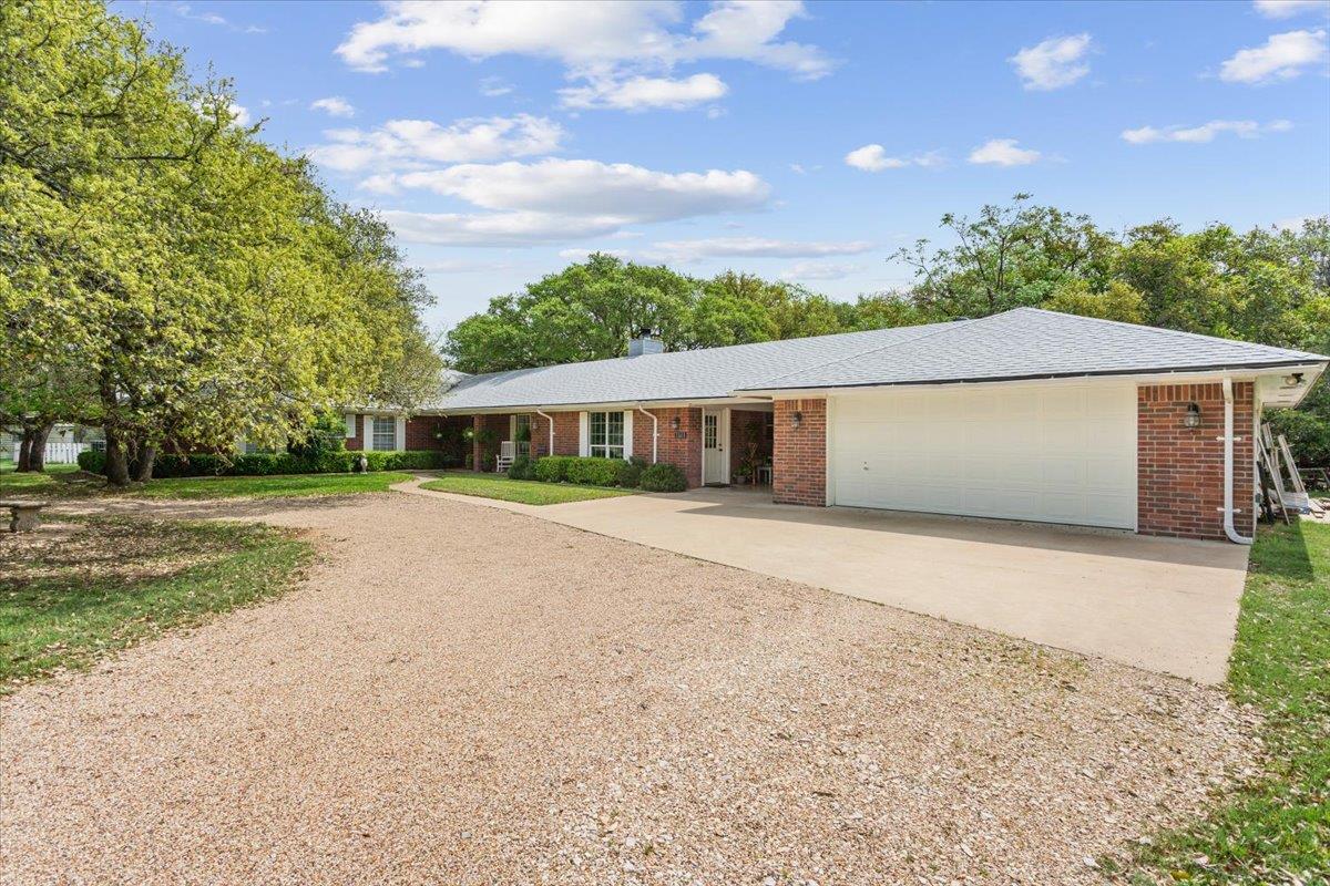 7511 N Lakeview DR