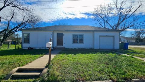 Photo of 919 W 6th ST, Taylor, TX 76574 (MLS # 8172856)