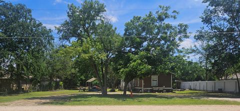 Photo of 43 Skycrest DR, Martindale, TX 78655 (MLS # 1086619)