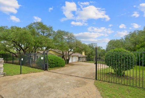 Photo of 1211 Falcon Ledge DR, Austin, TX 78746 (MLS # 7160868)