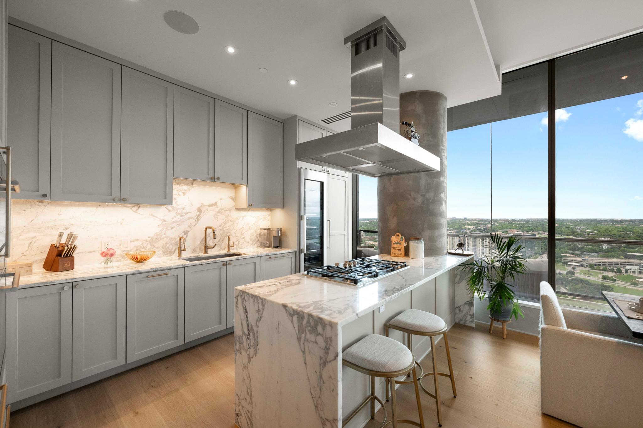 210 Lavaca ST 2706