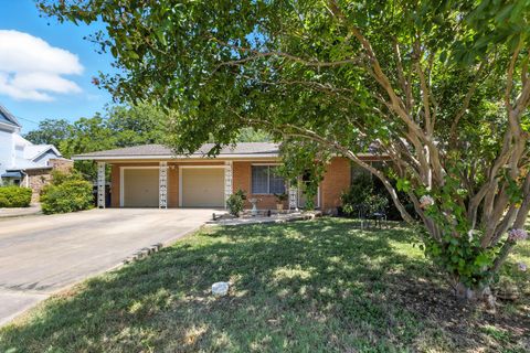 Photo of 606 E Liberty Ave E, Round Rock, TX 78664 (MLS # 9576873)