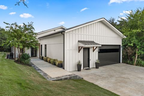 Photo of 1501 E Lakeland DR, Austin, TX 78732 (MLS # 2183880)