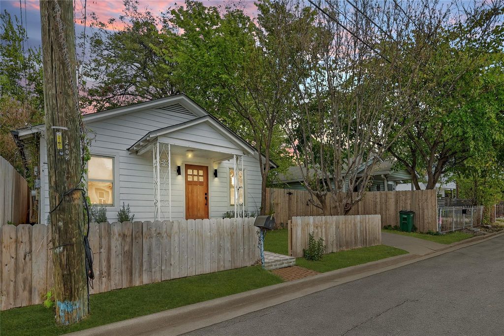Photo of 2404 Santa Rita ST, Austin, TX 78702 (MLS # 4300404)