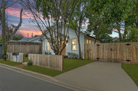 Photo of 2404 Santa Rita ST, Austin, TX 78702 (MLS # 4300404)