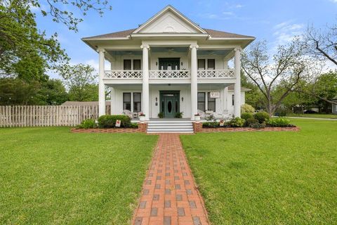 Photo of 819 Hackberry ST, Taylor, TX 76574 (MLS # 5658917)