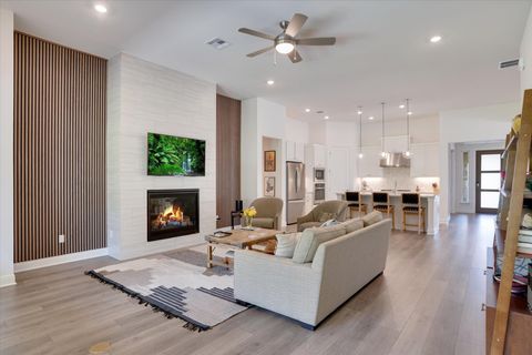 916 Pear Tree LN Austin TX 78737