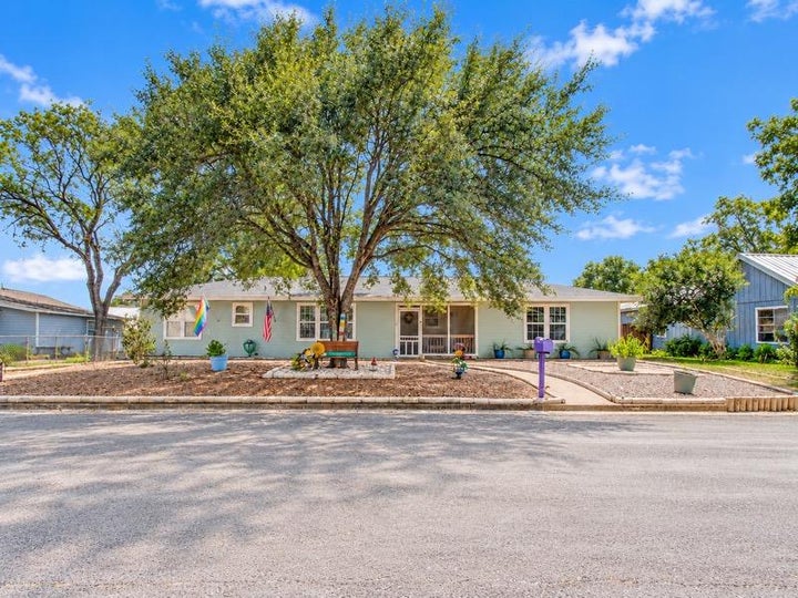 Photo 1 of 36 — 1004 Baumgarten ST, Schulenburg, TX 78956