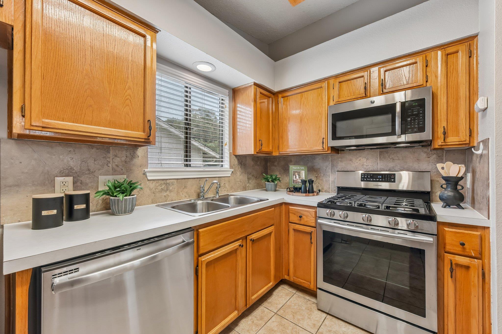 3408 Larkspur WAY