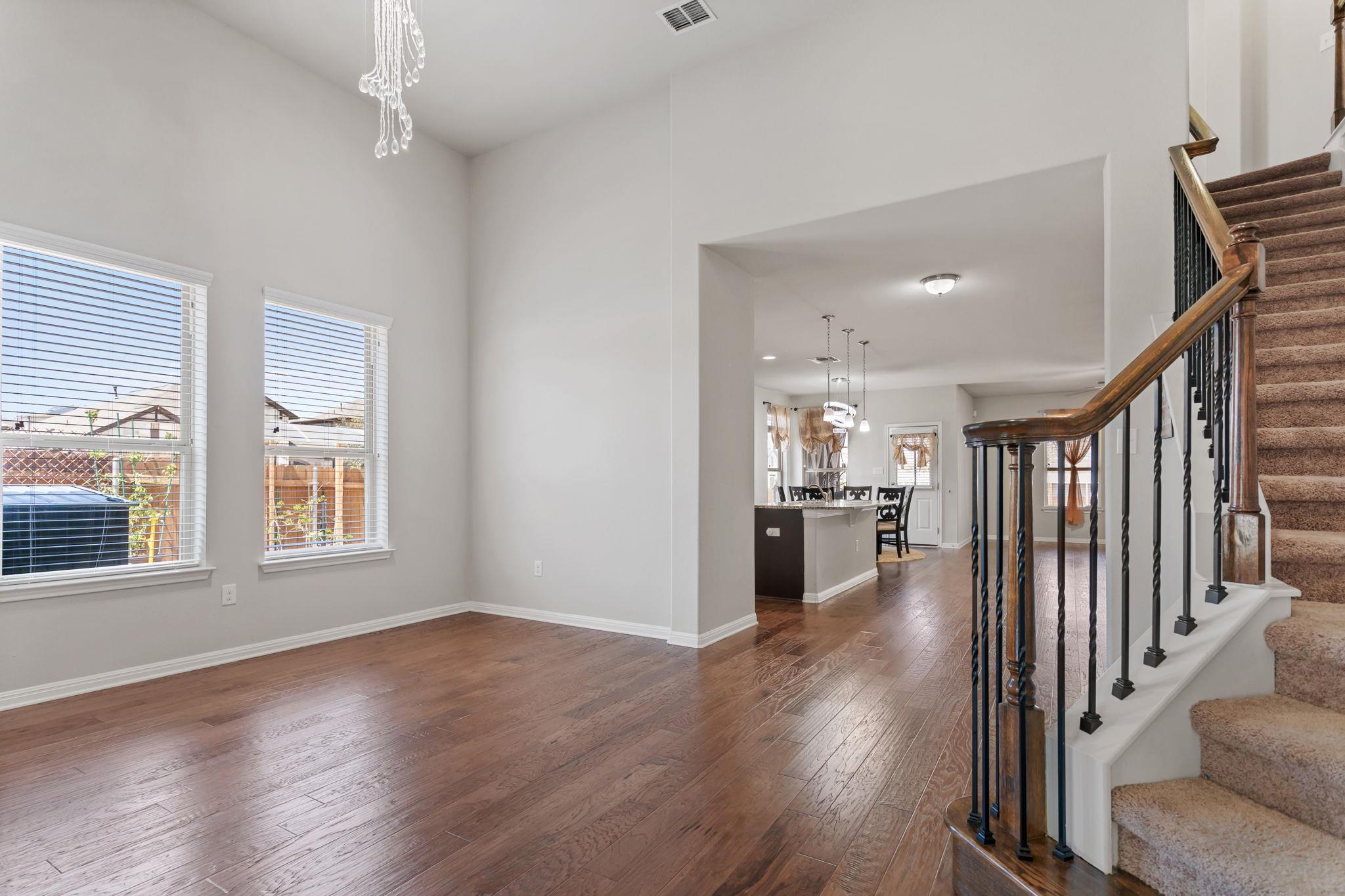 13601 Larrys LN