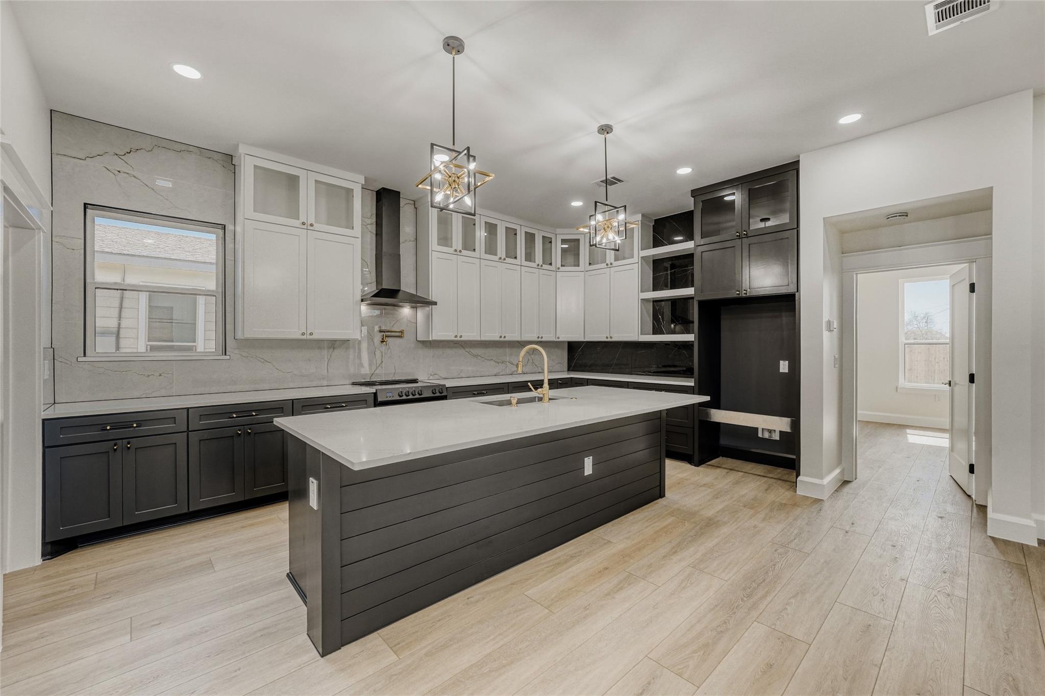 406 E Carrie Manor ST