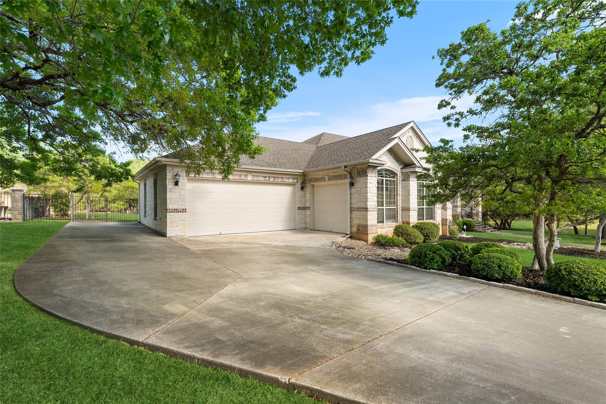 205 W Majestic Oak LN