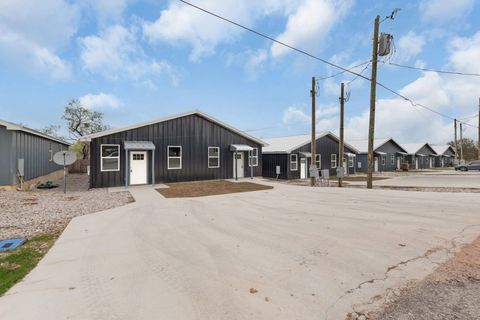 834 Waco ST Kingsland TX 78639