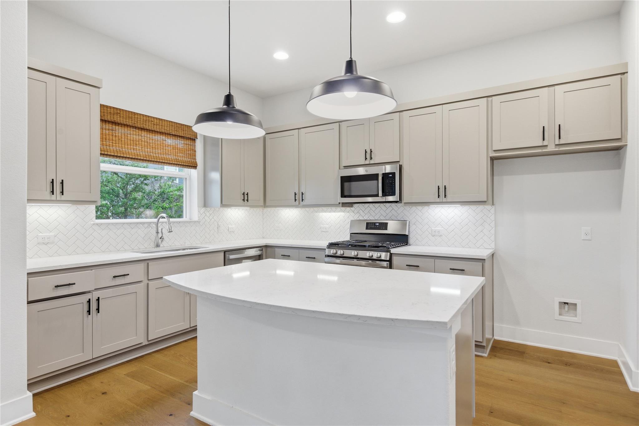 1300 Harwell LOOP